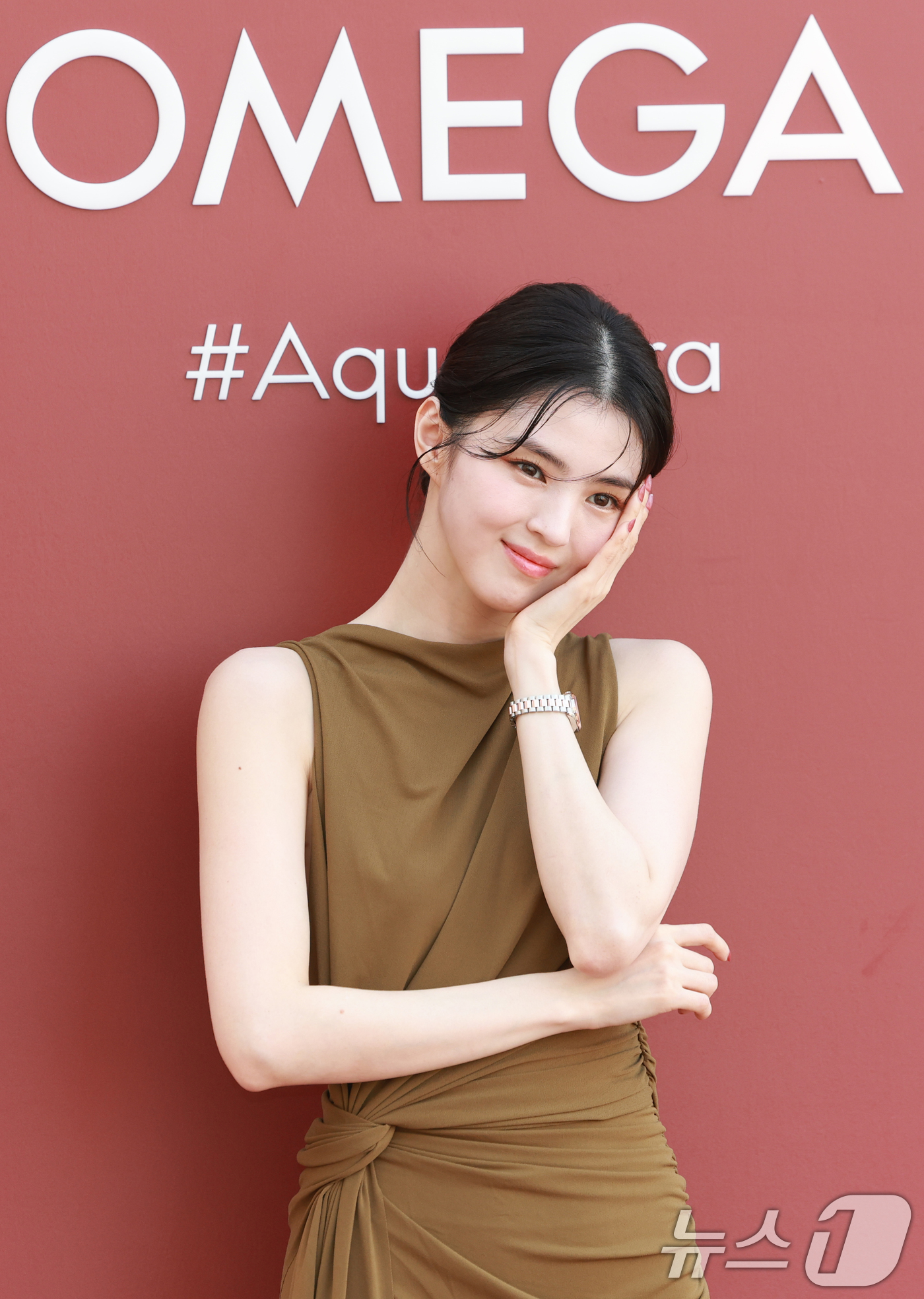 (서울=뉴스1) 권현진 기자 = 배우 한소희가 23일 오후 서울 강남구 논현동에서 진행된 스위스 시계 브랜드 오메가(OMEGA) '씨마스터 아쿠아 테라 30mm' 론칭 행사에 참석 …