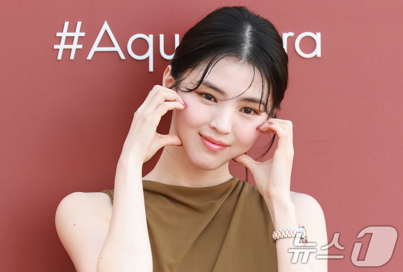(서울=뉴스1) 권현진 기자 = 배우 한소희가 23일 오후 서울 강남구 논현동에서 진행된 스위스 시계 브랜드 오메가(OMEGA) '씨마스터 아쿠아 테라 30mm' 론칭 행사에 참석 …