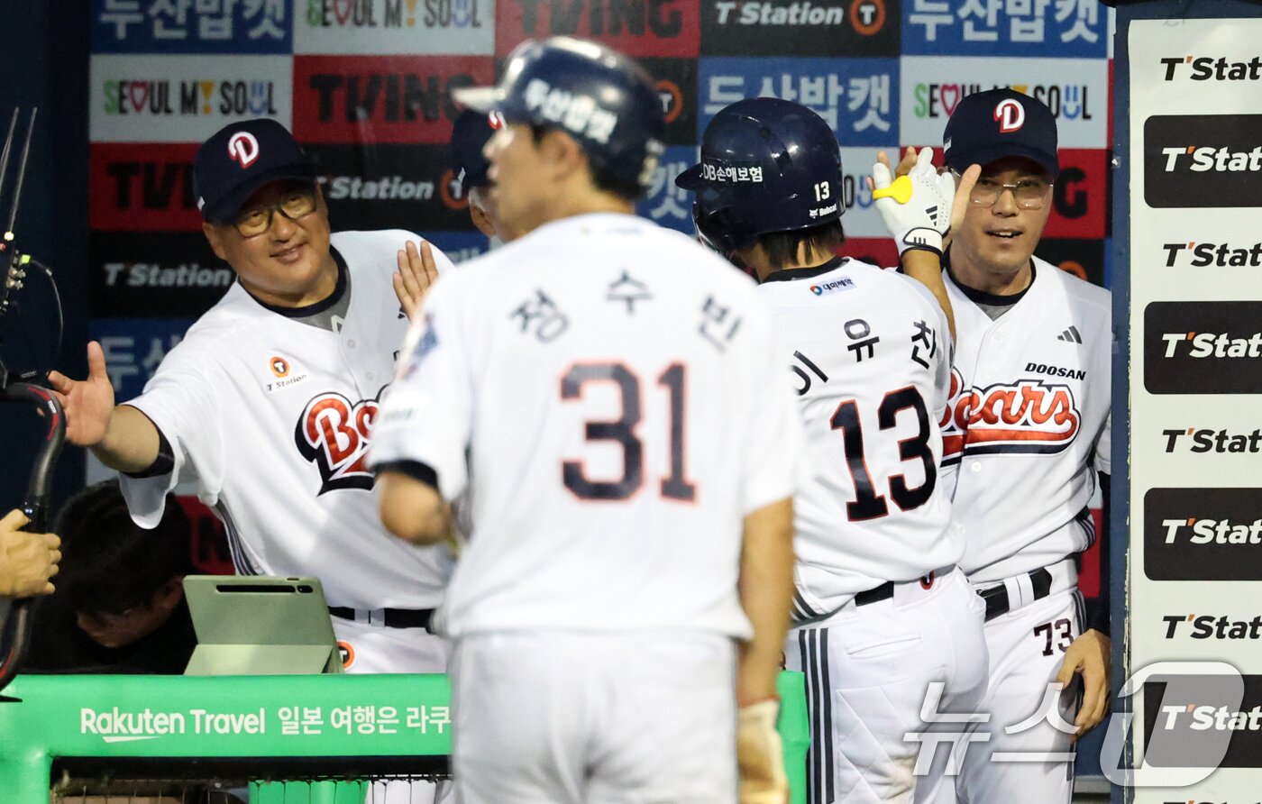 본문 이미지 - 23일 오후 서울 송파구 잠실야구장에서 열린 프로야구 '2025 신한 SOL뱅크 KBO 리그' 두산 베어스와 한화 이글스의 경기에서 4회말 두산 공격 1사 주자 2루 상황 이유찬이 2점 홈런을 치고 기뻐하고 있다. 2025.7.23/뉴스1 ⓒ News1 이승배 기자