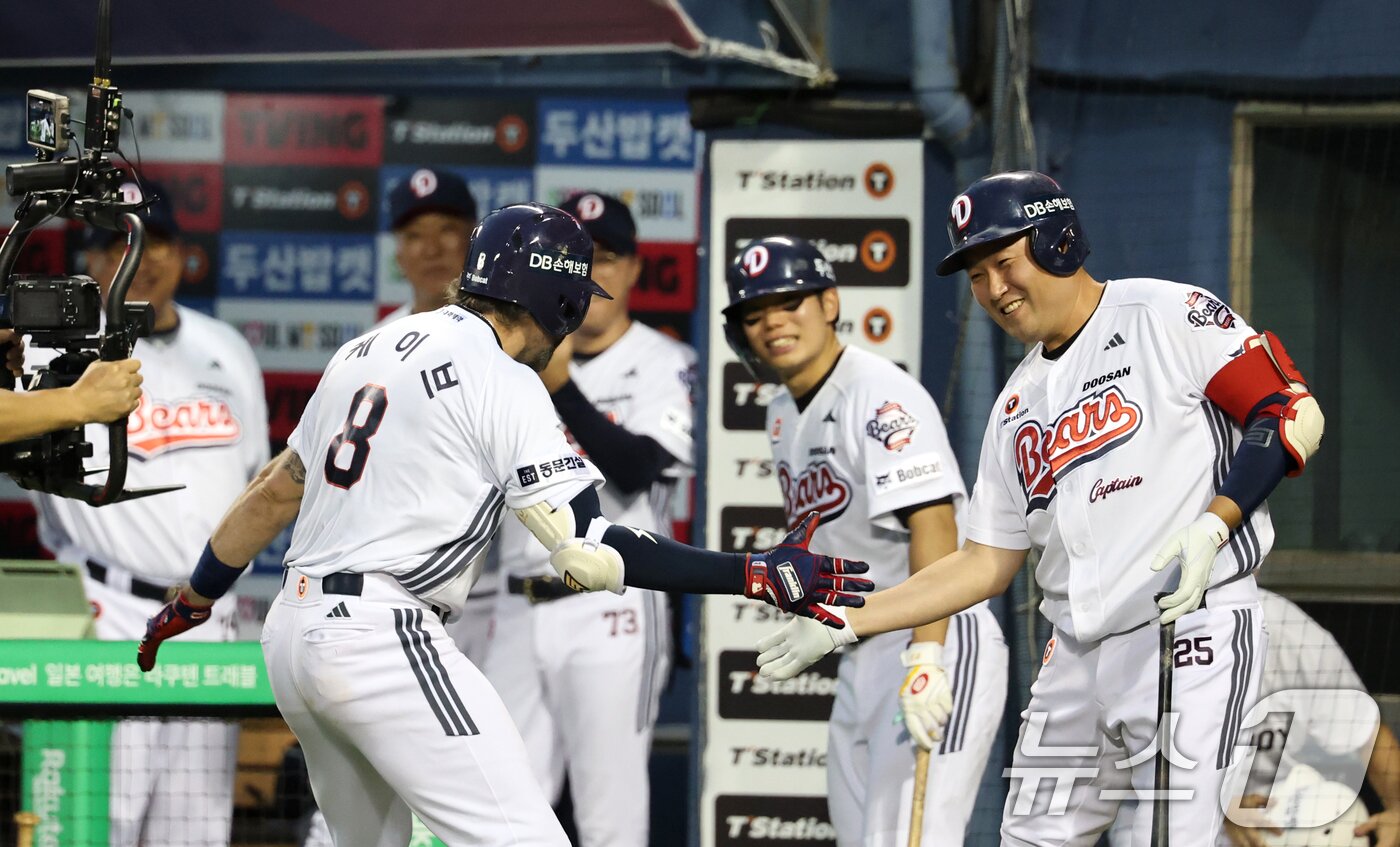 본문 이미지 - 23일 오후 서울 송파구 잠실야구장에서 열린 프로야구 &#39;2025 신한 SOL뱅크 KBO 리그&#39; 두산 베어스와 한화 이글스의 경기에서 4회말 두산 공격 1사 주자 없는 상황 케이브가 솔로 홈런을 치고 기뻐하고 있다. 2025.7.23/뉴스1 ⓒ News1 이승배 기자