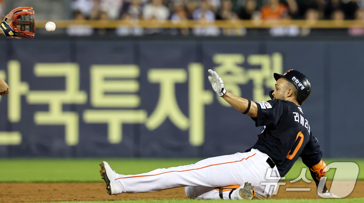 (서울=뉴스1) 이승배 기자 = 23일 오후 서울 송파구 잠실야구장에서 열린 프로야구 '2025 신한 SOL뱅크 KBO 리그' 두산 베어스와 한화 이글스의 경기에서 5회초 한화 공 …