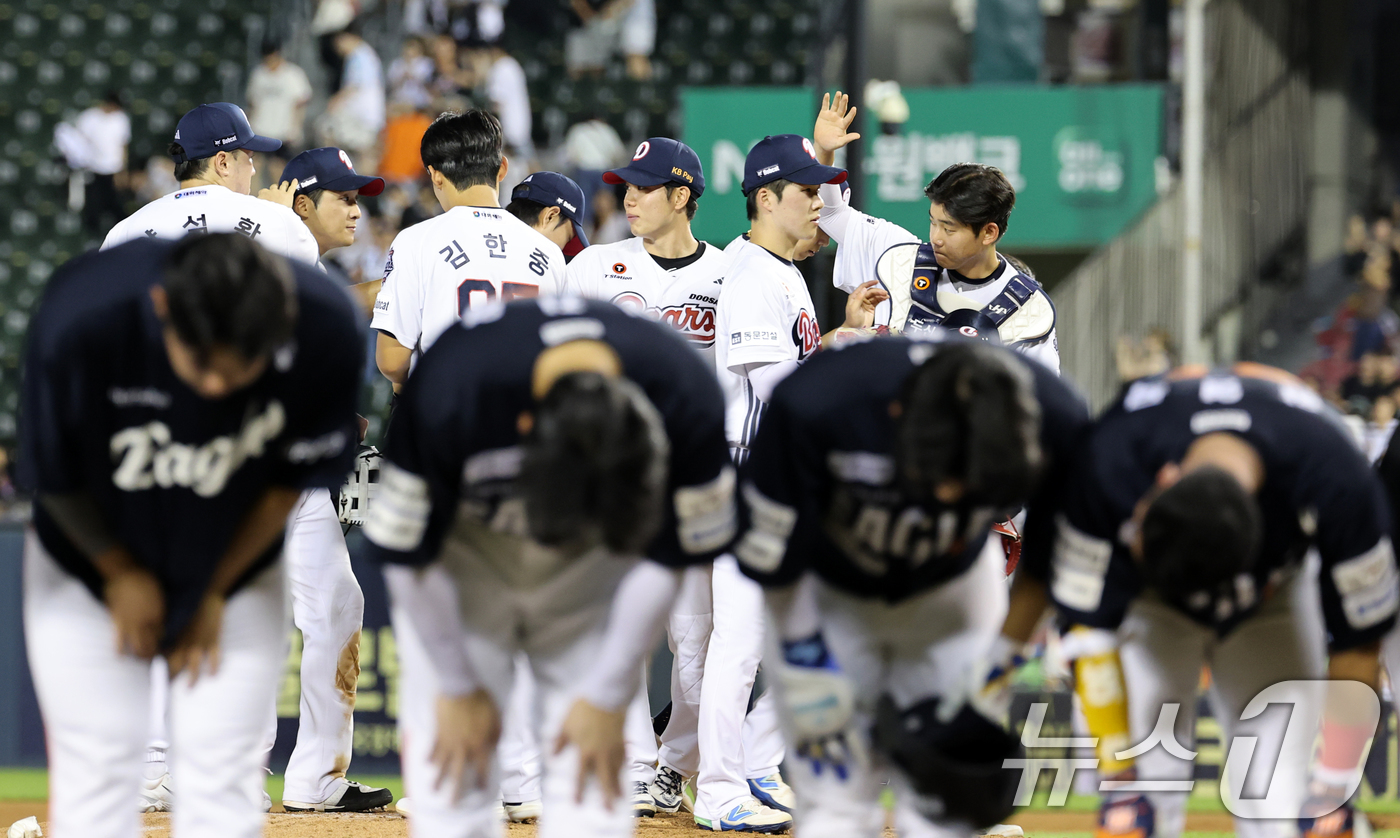 (서울=뉴스1) 이승배 기자 = 23일 오후 서울 송파구 잠실야구장에서 열린 프로야구 '2025 신한 SOL뱅크 KBO 리그' 두산 베어스와 한화 이글스의 경기에서 13대2로 승리 …