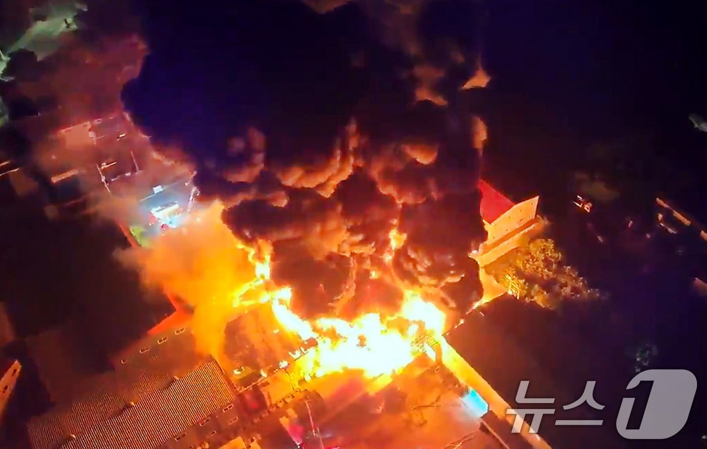 (칠곡=뉴스1) 공정식 기자 = 23일 오후 8시쯤 경북 칠곡군 가산면 한 플라스틱 제조 공장에서 원인을 알 수 없는 불이 나 화염이 치솟고 있다.신고를 접수한 소방 당국은 소방력 …