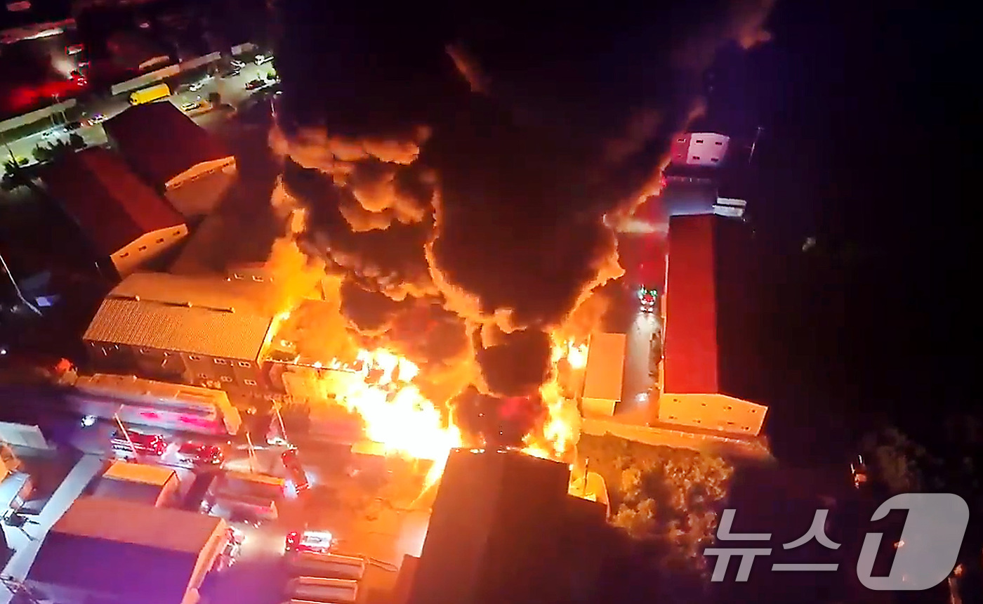 (칠곡=뉴스1) 공정식 기자 = 23일 오후 8시쯤 경북 칠곡군 가산면 한 플라스틱 제조 공장에서 원인을 알 수 없는 불이 나 화염이 치솟고 있다.신고를 접수한 소방 당국은 소방력 …