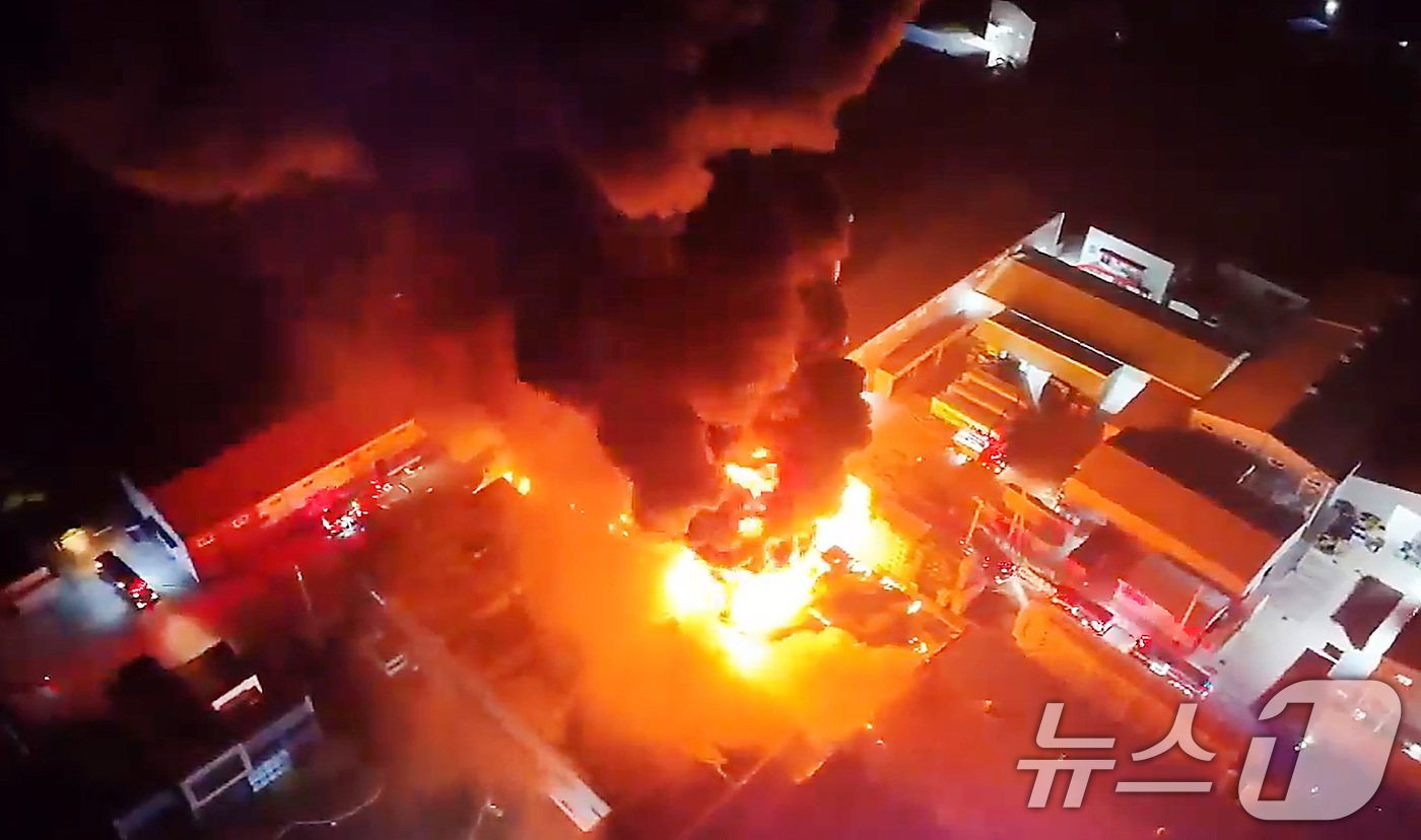 (칠곡=뉴스1) 공정식 기자 = 23일 오후 8시쯤 경북 칠곡군 가산면 한 플라스틱 제조 공장에서 원인을 알 수 없는 불이 나 화염이 치솟고 있다.신고를 접수한 소방 당국은 소방력 …