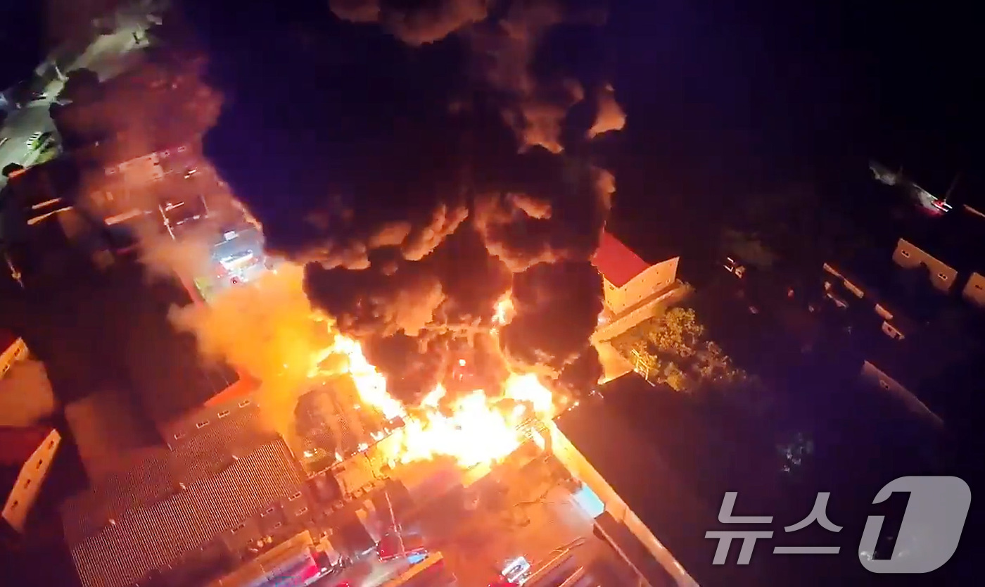 (칠곡=뉴스1) 공정식 기자 = 23일 오후 8시쯤 경북 칠곡군 가산면 한 플라스틱 제조 공장에서 원인을 알 수 없는 불이 나 화염이 치솟고 있다.신고를 접수한 소방 당국은 소방력 …