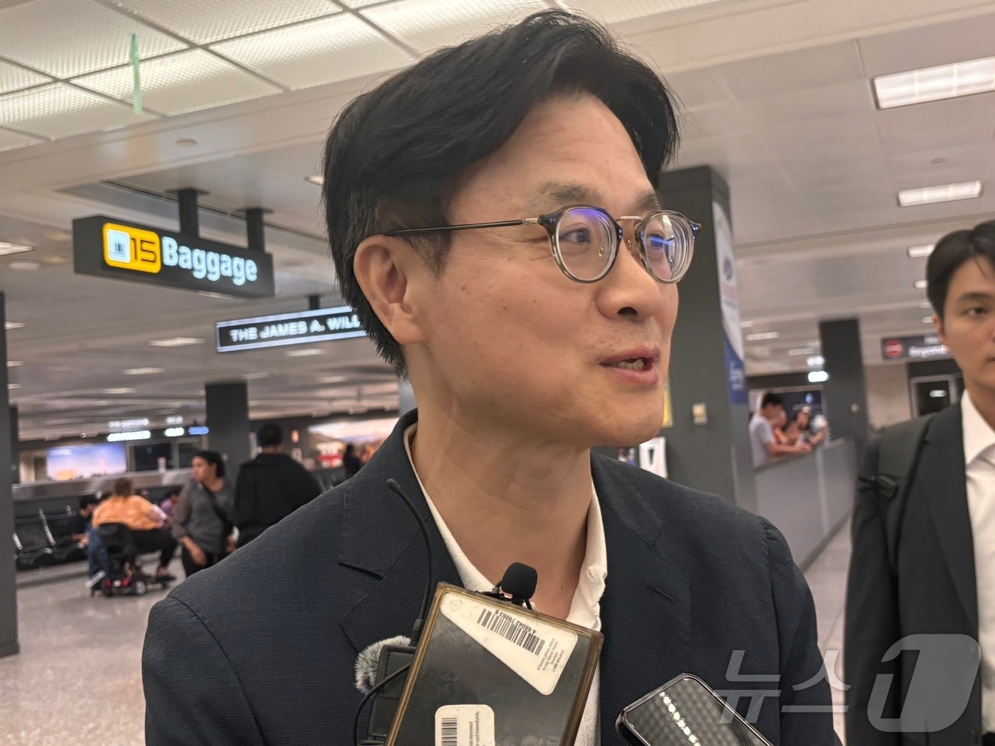 (워싱턴=뉴스1) 류정민 특파원 = 김정관 산업통상자원부 장관이 23일(현지시간) 워싱턴DC 인근 덜레스 국제공항에서 한국 기자들과 만나 한미 무역협상과 관련한 기자들의 질문에 답 …