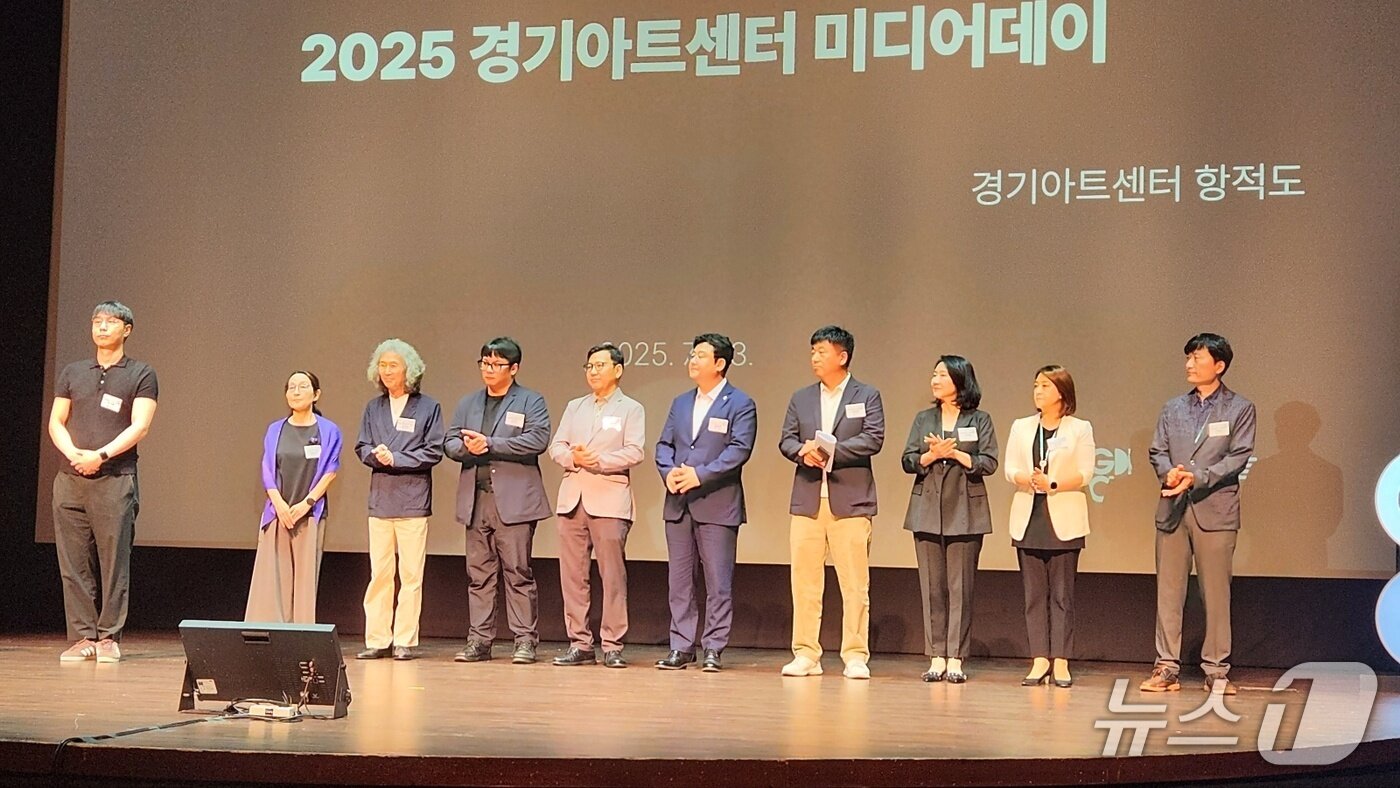 본문 이미지 - 23일 열린 경기아트센터 미디어데이에서 김상회 사장이 센터 주요 임직원을 소개하고 있다./뉴스1 최대호 기자