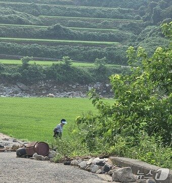 본문 이미지 - 산청군 신등면 율현리 주민 김두남 씨(80)가 24일 산사태 실종자를 찾기 위해 마을을 둘러보고 있다. 2025.7.24/뉴스1 한송학기자