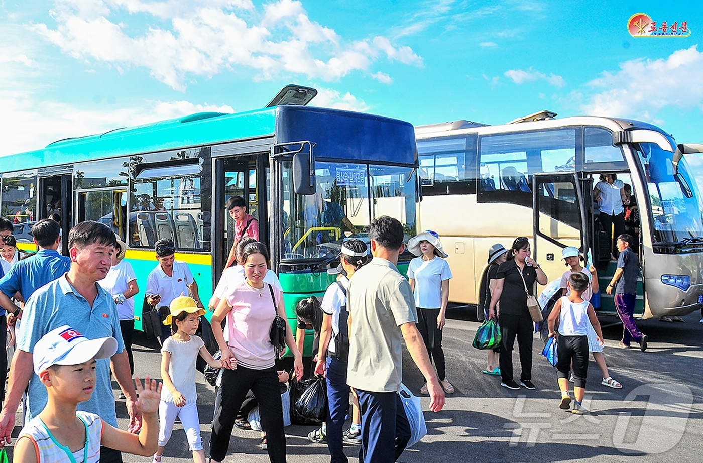 (평양 노동신문=뉴스1) = 북한 노동당 기관지 노동신문은 24일 "원산갈마해안관광지구는 볼수록 멋있고 희한하다"며 이곳을 방문한 사람들의 반응을 선전했다. [국내에서만 사용가능. …