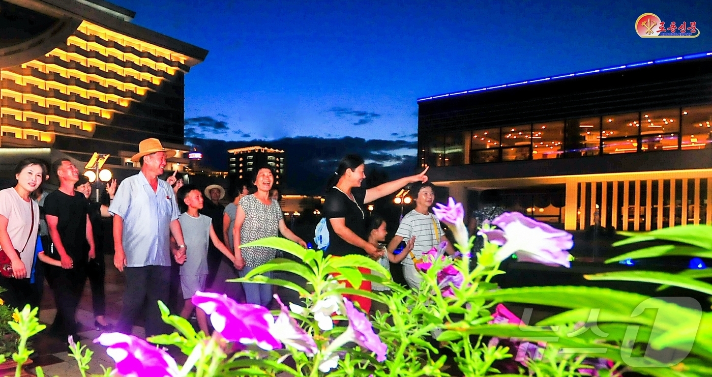 (평양 노동신문=뉴스1) = 북한 노동당 기관지 노동신문은 24일 "원산갈마해안관광지구는 볼수록 멋있고 희한하다"며 이곳을 방문한 사람들의 반응을 선전했다. [국내에서만 사용가능. …