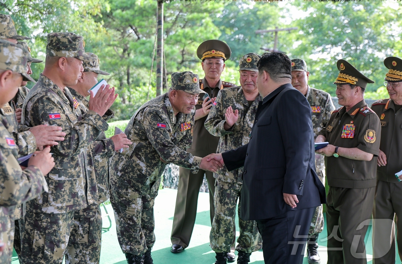 (평양 노동신문=뉴스1) = 북한 노동당 기관지 노동신문은 24일 "최정예 혁명강군의 전투적 위력을 더욱 만반으로 다지기 위한 강도 높은 훈련 열풍이 전군에 나래치는 속에 조선인민 …