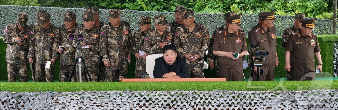 (평양 노동신문=뉴스1) = 북한 노동당 기관지 노동신문은 24일 "최정예 혁명강군의 전투적 위력을 더욱 만반으로 다지기 위한 강도 높은 훈련 열풍이 전군에 나래치는 속에 조선인민 …