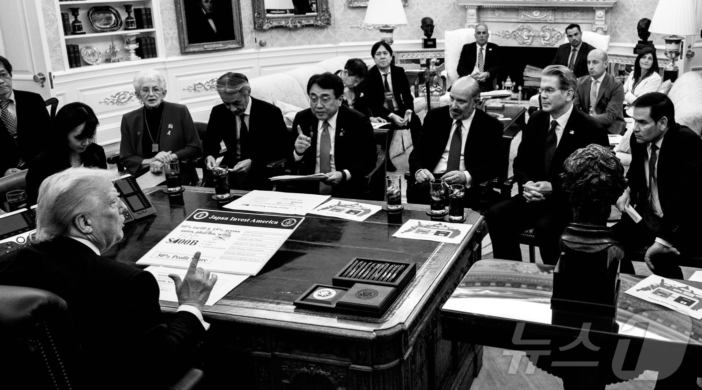 (서울=뉴스1) 김진환 기자 = 도널드 트럼프 미국 대통령이 백악관 집무실에서 23일(현지시간) 아카자와 료세이 일본 경제재생상 등 일본의 무역대표단과 협상하고 있다. (댄 스카비 …