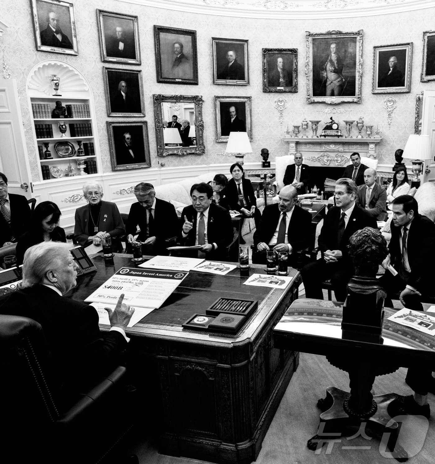 (서울=뉴스1) 김진환 기자 = 도널드 트럼프 미국 대통령이 백악관 집무실에서 23일(현지시간) 아카자와 료세이 일본 경제재생상 등 일본의 무역대표단과 협상하고 있다. (댄 스카비 …