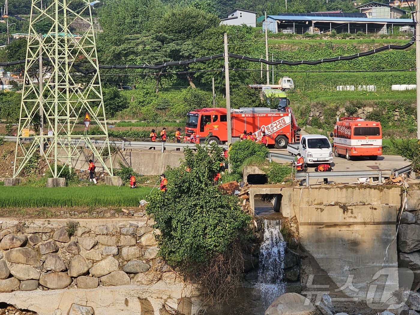(산청=뉴스1) 한송학 기자 = 산청 산사태 마지막 실종자를 찾기 위해 당국이 24일 신등면 율현리 일원을 수색하고 있다. 2025.7.24/뉴스1