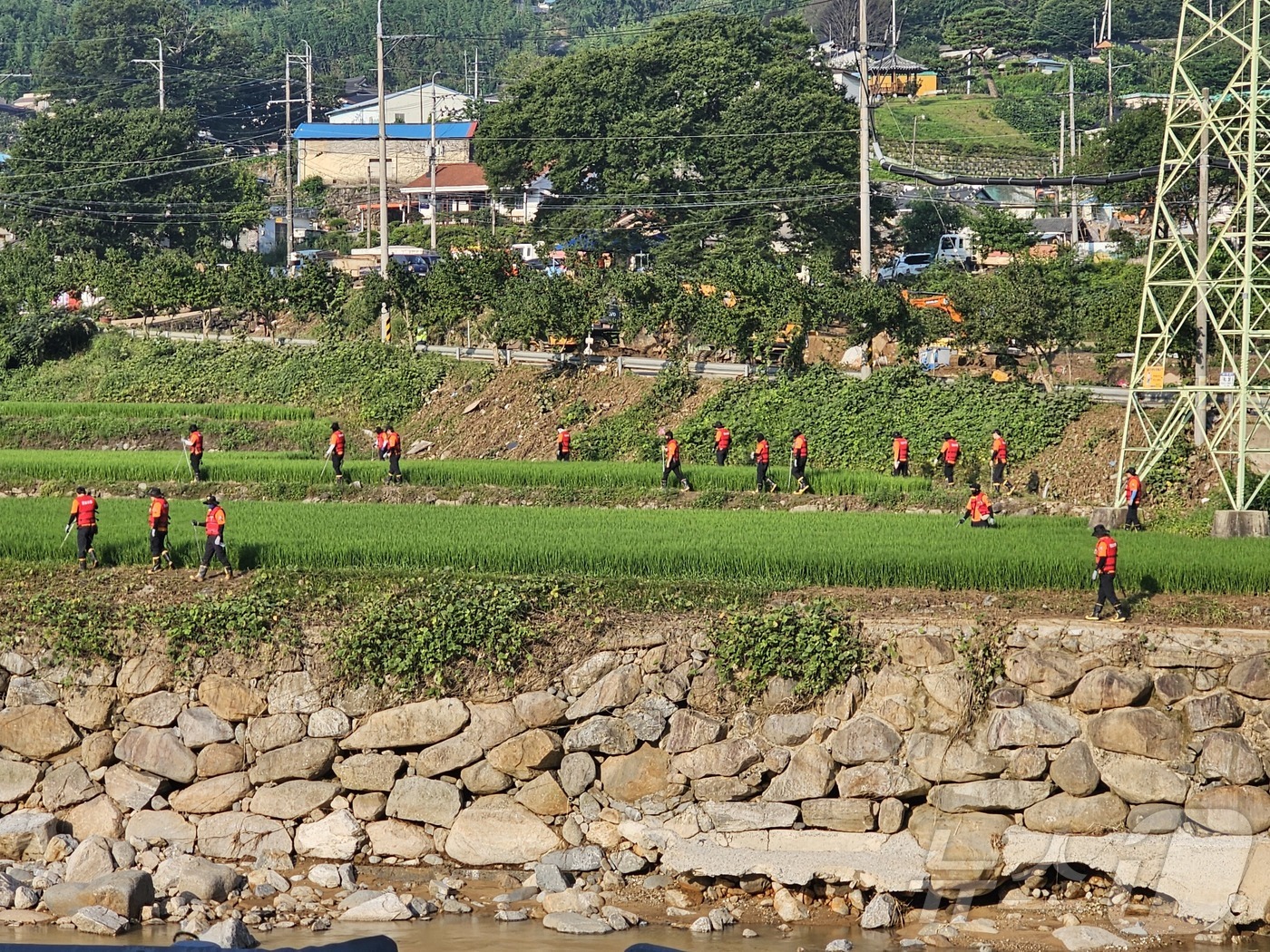(산청=뉴스1) 한송학 기자 = 산청 산사태 마지막 실종자를 찾기 위해 당국이 24일 신등면 율현리 일원을 수색하고 있다. 2025.7.24/뉴스1