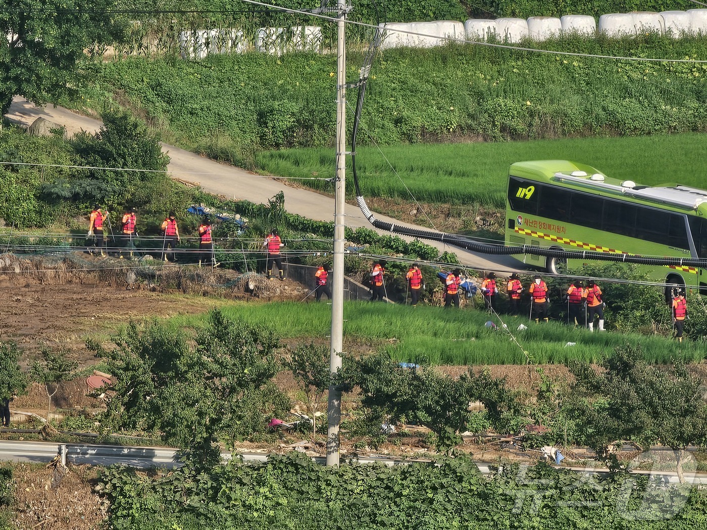 (산청=뉴스1) 한송학 기자 = 산청 산사태 마지막 실종자를 찾기 위해 당국이 24일 신등면 율현리 일원을 수색하고 있다. 2025.7.24/뉴스1