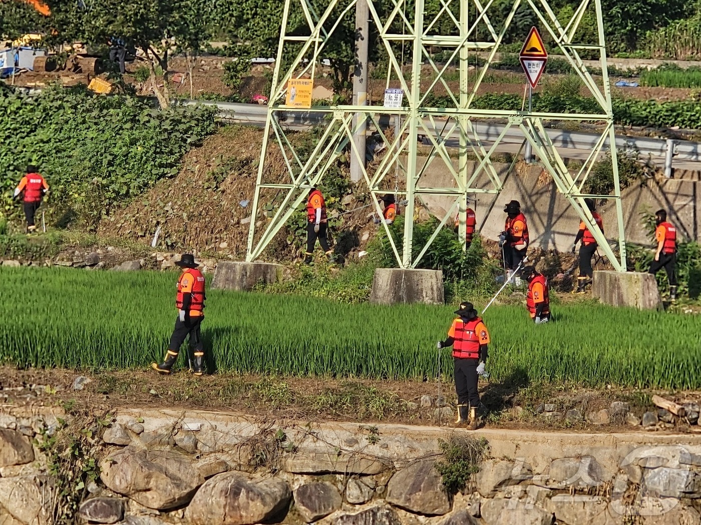 (산청=뉴스1) 한송학 기자 = 산청 산사태 마지막 실종자를 찾기 위해 당국이 24일 신등면 율현리 일원을 수색하고 있다. 2025.7.24/뉴스1