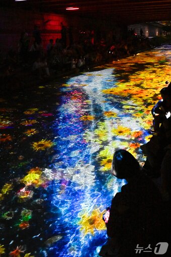 본문 이미지 - 수면 미디어아트&#40;서울관광재단 제공&#41;