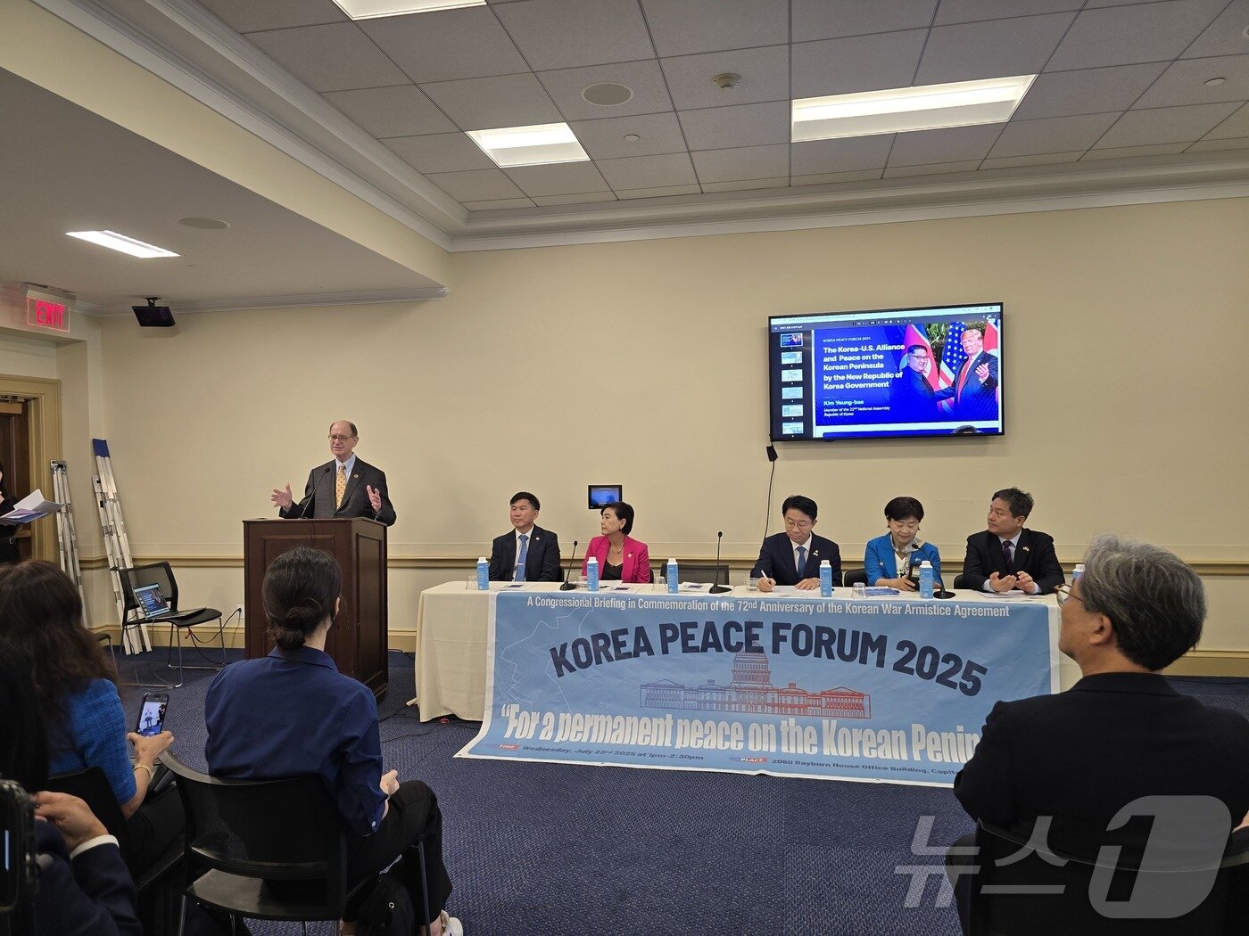 본문 이미지 - 23일&#40;현지시간&#41; 미국 워싱턴DC 의회 건물에서 열린 &#39;코리아 피스 포럼&#39;에서 브레드 셔먼 의원이 기조연설을 하고 있다. ⓒ News1 류정민 특파원