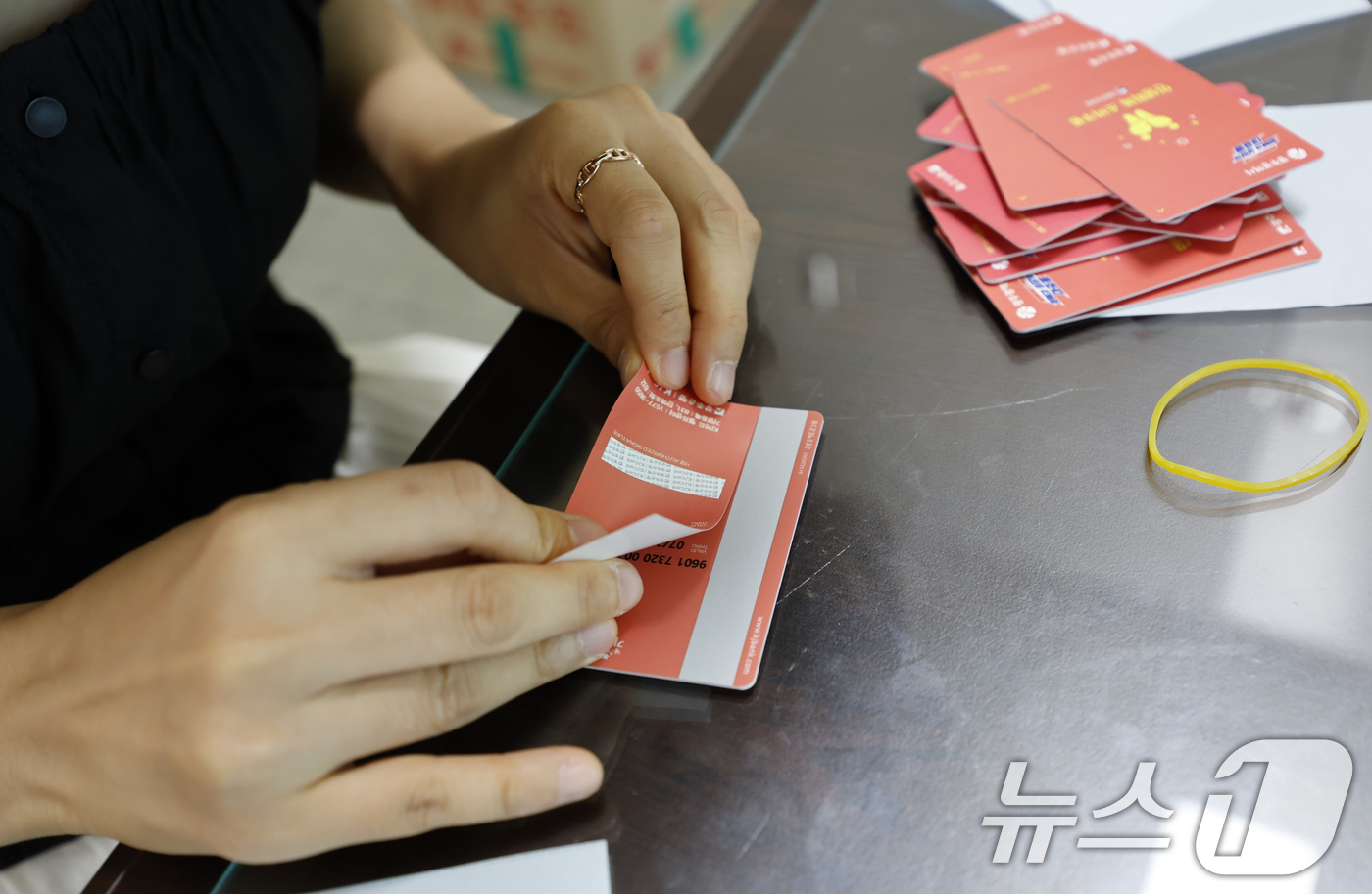 (광주=뉴스1) 김태성 기자 = 광주시가 민생 회복 소비쿠폰 선불카드의 액수별 '카드 색상'을 다르게 배부해 논란이 인 가운데 24일 광주 한 행정복지센터에서 공직자들이 선불카드에 …