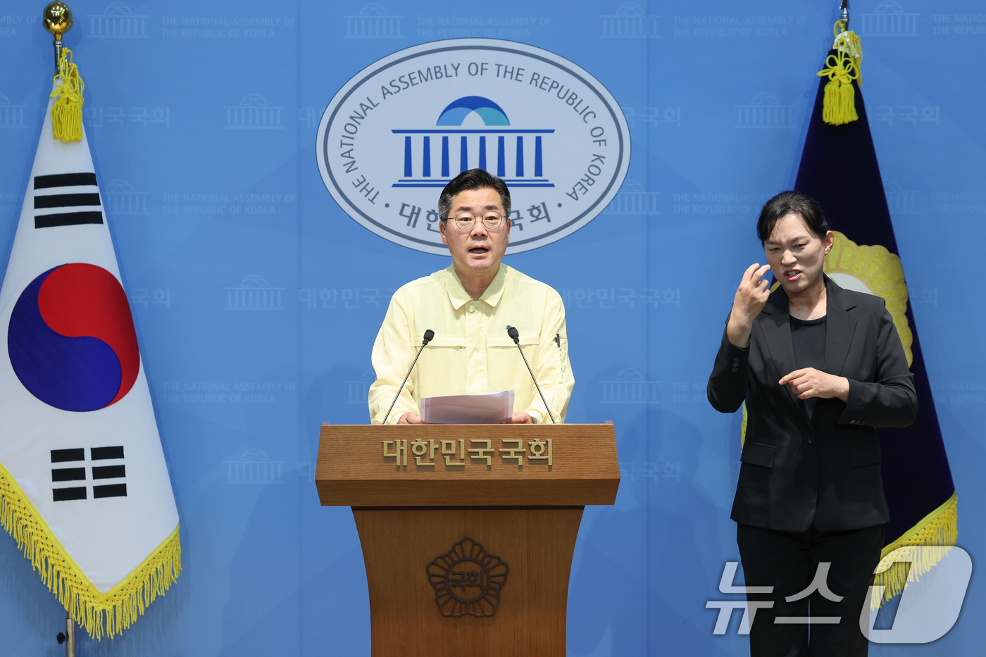 (서울=뉴스1) 안은나 기자 = 박찬대 더불어민주당 당대표 후보가 24일 오전 서울 여의도 국회 소통관에서 검찰과거사위원회법 제정 등 검찰개혁 관련 기자회견을 하고 있다. 2025 …