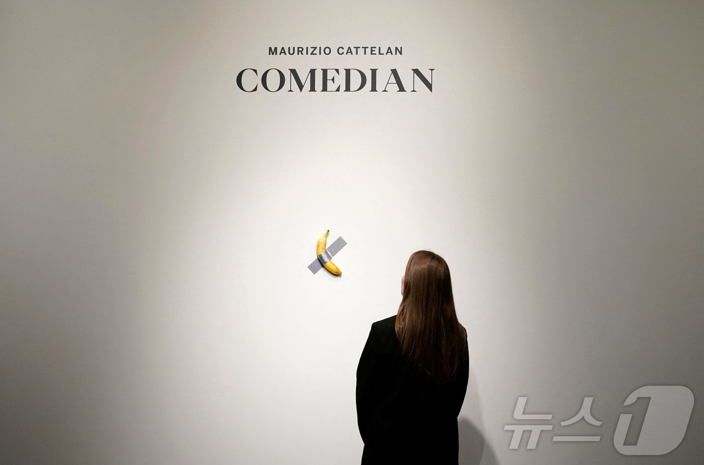 (뉴욕 AFP=뉴스1) 강민경 기자 = 2024년 10월 이탈리아 작가 마우리치오 카텔란의 설치미술 작품 '코미디언'이 뉴욕 소더비 경매에 나와 있다. 2024.10.25ⓒ AFP …