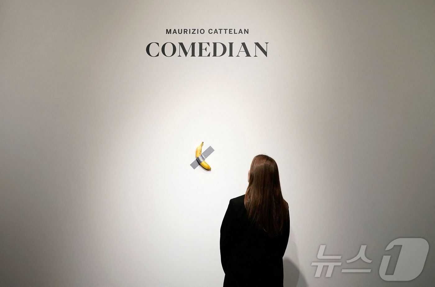 본문 이미지 - 2024년 10월 이탈리아 작가 마우리치오 카텔란의 설치미술 작품 '코미디언'이 뉴욕 소더비 경매에 나와 있다. 2024.10.25 ⓒ AFP=뉴스1 ⓒ News1 강민경 기자