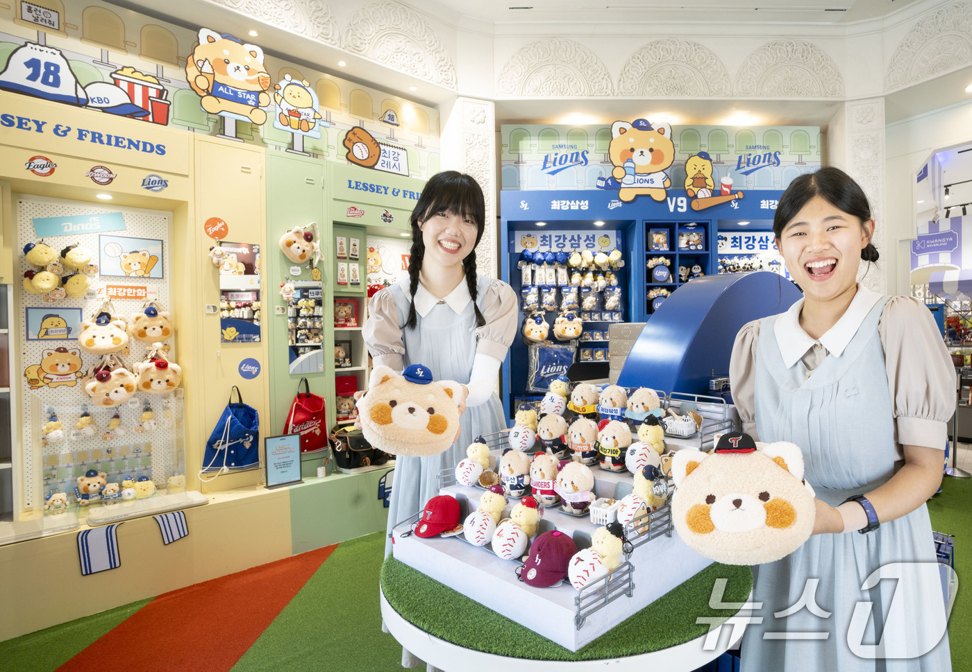 (서울=뉴스1) = 에버랜드는 최근 출시한 프로야구 한정판 굿즈 '최강레시' 시즌2 판매량이 한 달 만에 6만대를 돌파하며 많은 인기를 끌고 있다고 24일 밝혔다.경기 용인시 에버 …