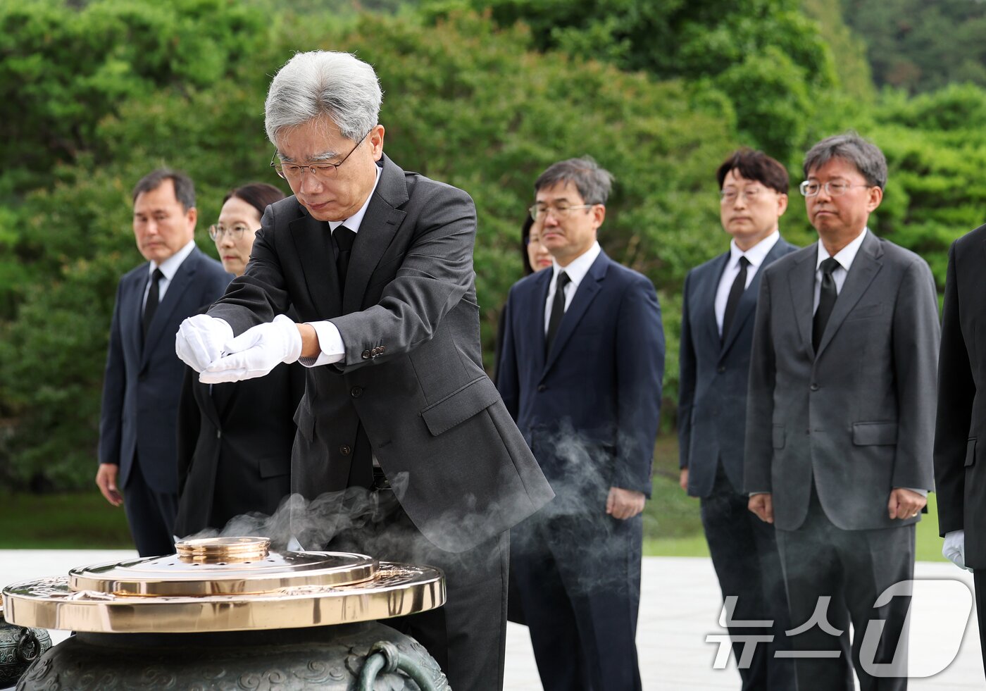 본문 이미지 - 김상환 헌법재판소장이 24일 오전 서울 동작구 국립서울현충원을 찾아 현충탑에 분향하고 있다. 2025.7.24/뉴스1 ⓒ News1 오대일 기자