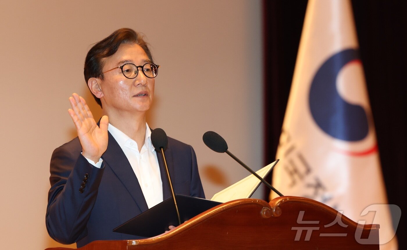 본문 이미지 - 전재수 해양수산부 장관이 24일 오전 세종시 정부세종청사에서 열린 취임식에서 취임 선서를 하고 있다. 2025.7.24/뉴스1 ⓒ News1 김기남 기자
