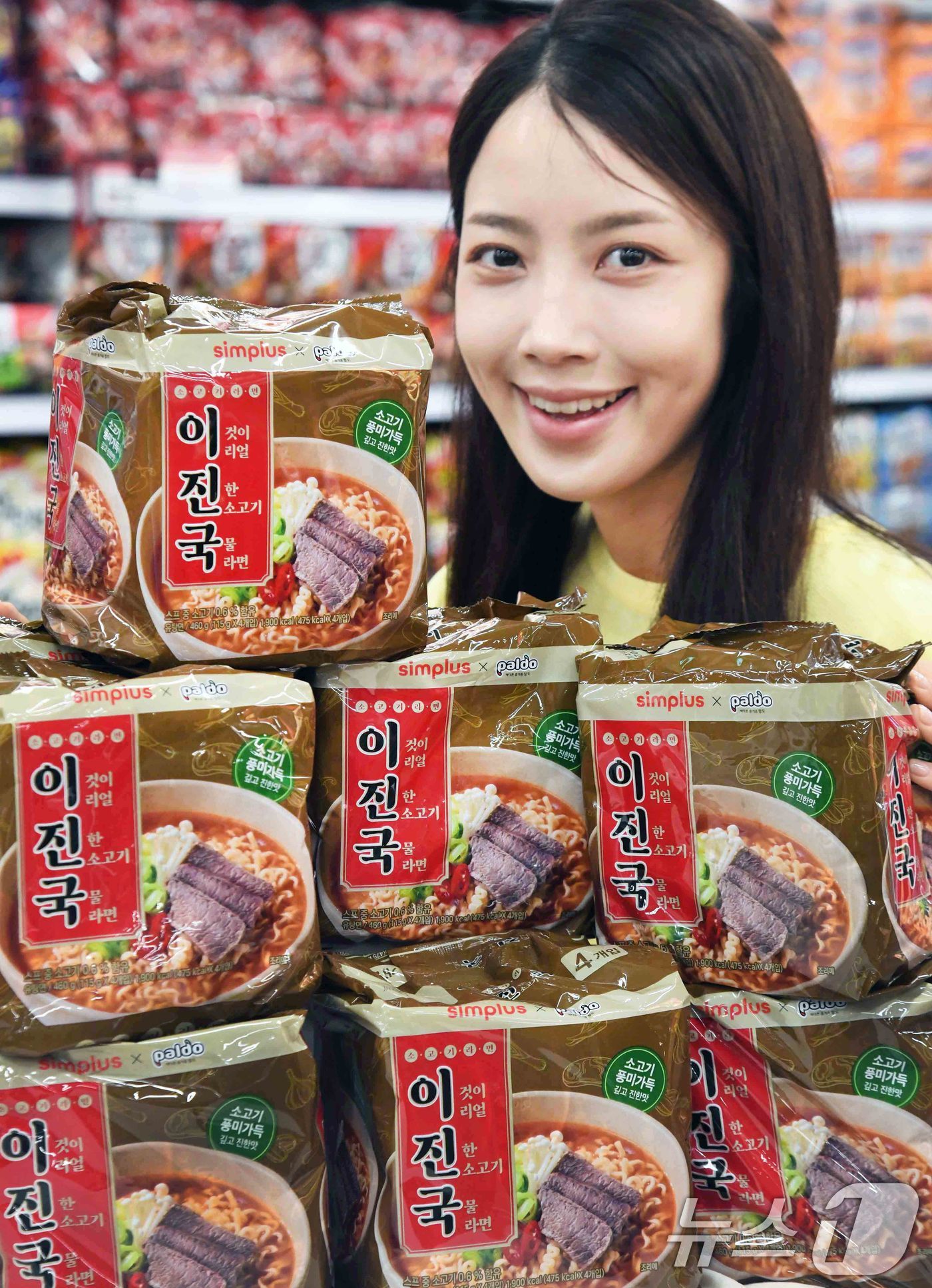 (서울=뉴스1) = 홈플러스가 이춘삼 짜장라면 누적 판매량이 1500만봉을 돌파하는 등 최근 PB라면 흥행에 힘입어 PB라면 신제품 '이진국'라면을 출시했다고 24일 밝혔다.모델이 …