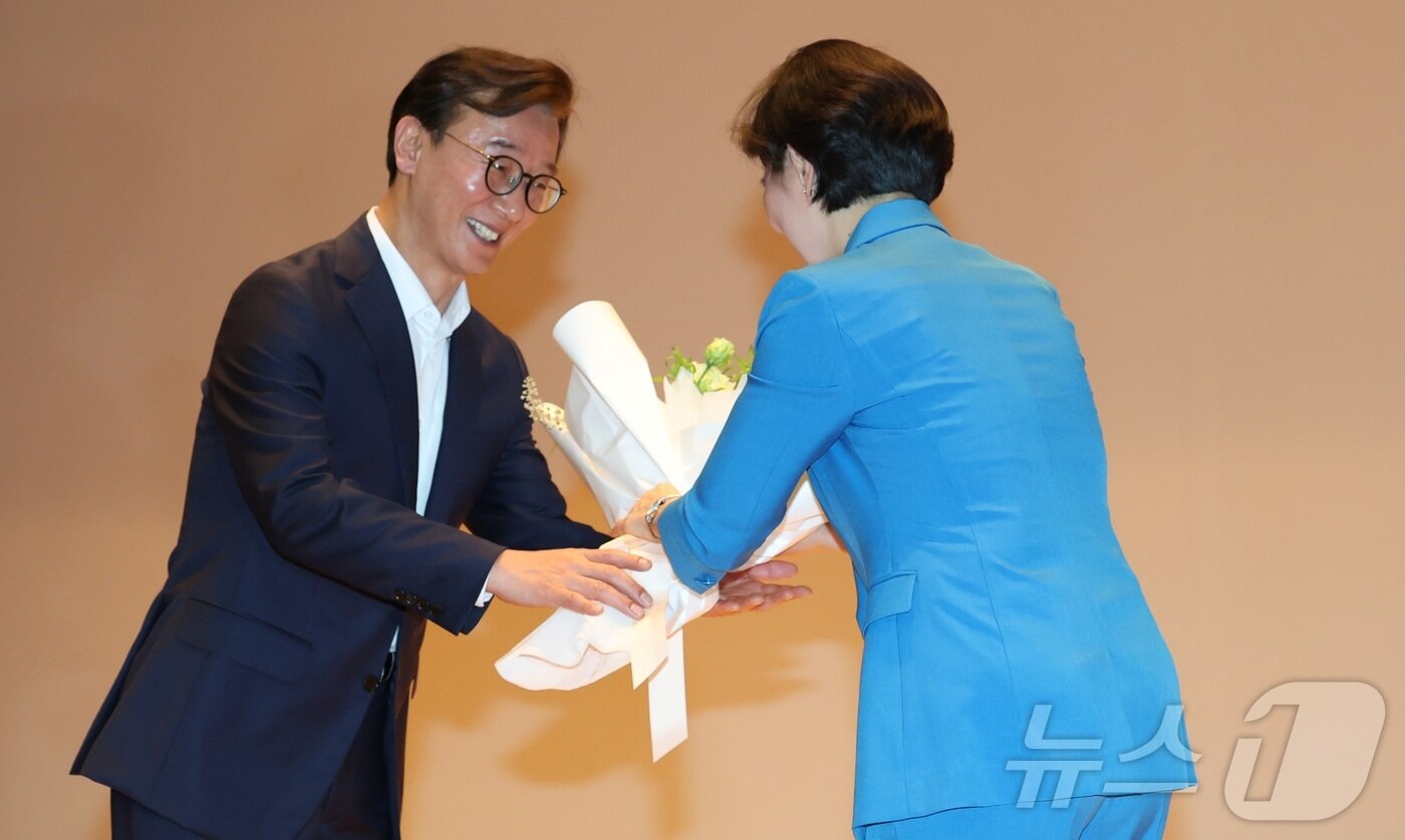 본문 이미지 - 전재수 해양수산부 장관이 24일 오전 세종시 정부세종청사에서 열린 취임식에서 직윈대표에게 축하 꽃다발을 받고 있다. 2025.7.24/뉴스1 ⓒ News1 김기남 기자