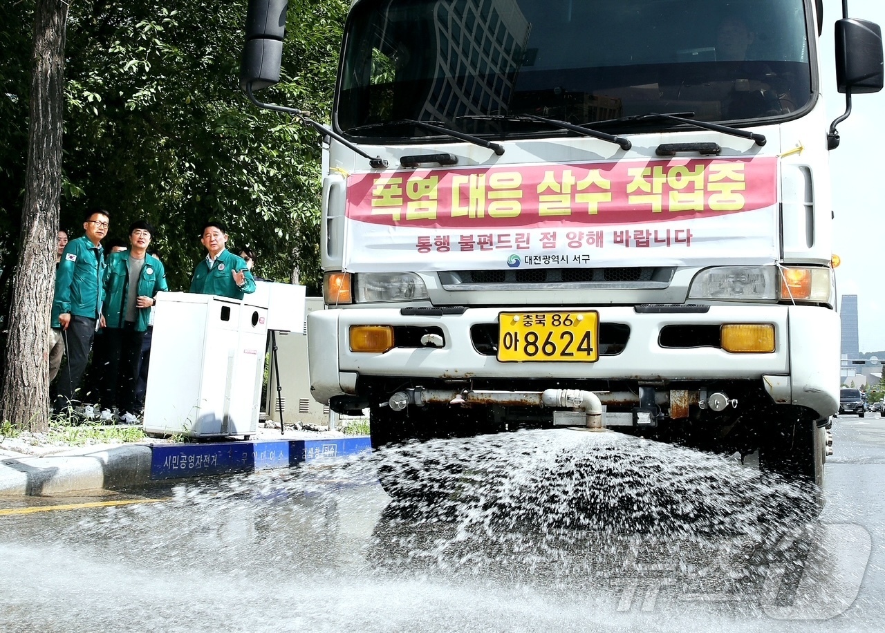 (대전=뉴스1) 이동원 기자 = 서철모 대전서구청장이 지난 23일 관내 공영주차장을 방문, 무더위 속에서도 소임을 다하고 있는 주차 관리 근로자들에게 아이스 조끼 등 폭염 대비 물 …