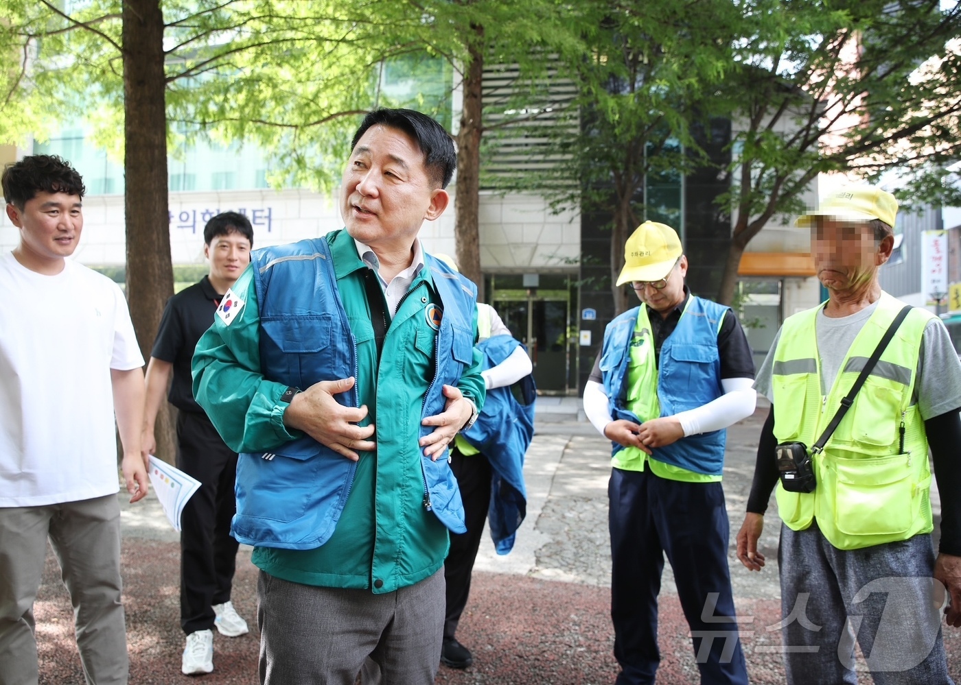 (대전=뉴스1) 이동원 기자 = 서철모 대전서구청장이 지난 23일 관내 공영주차장을 방문, 무더위 속에서도 소임을 다하고 있는 주차 관리 근로자들에게 아이스 조끼 등 폭염 대비 물 …