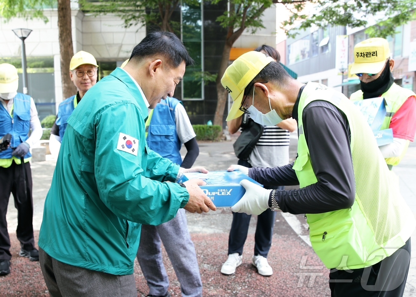 (대전=뉴스1) 이동원 기자 = 서철모 대전서구청장이 지난 23일 관내 공영주차장을 방문, 무더위 속에서도 소임을 다하고 있는 주차 관리 근로자들에게 아이스 조끼 등 폭염 대비 물 …