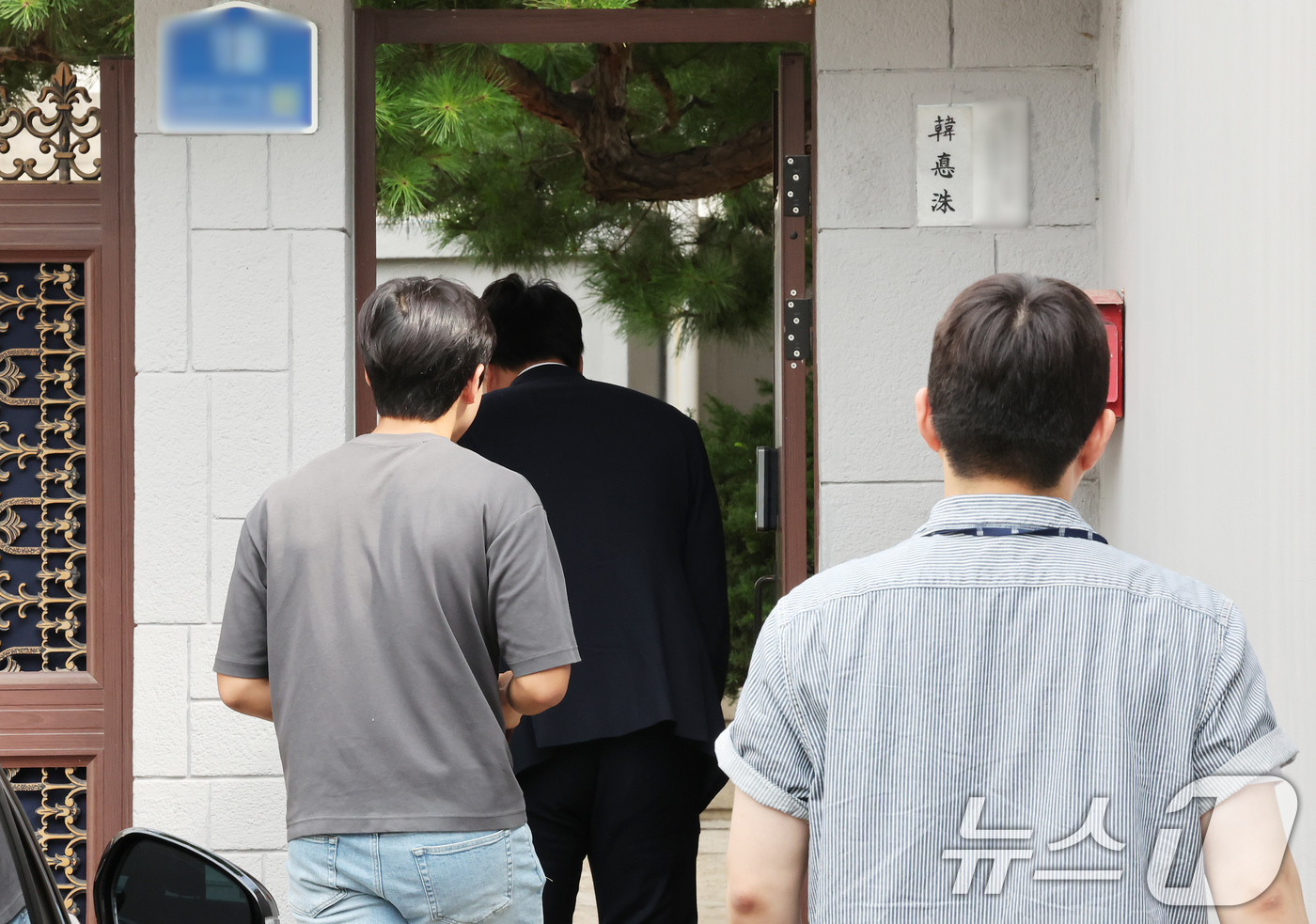 (서울=뉴스1) 장수영 기자 = 12·3 비상계엄 사태 관련 내란·외환 사건을 수사하는 내란 특검팀이 24일 오전 서울 종로구에 위치한 한덕수 전 국무총리 자택에서 압수수색 중인 …