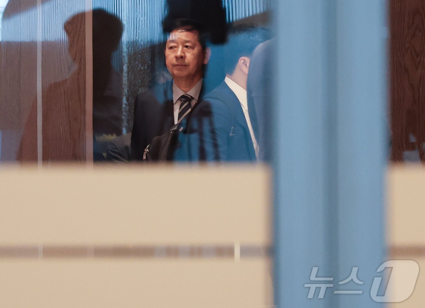 본문 이미지 - 한미간 &#39;2+2 통상협상&#39;을 위해 미국으로 출국하려던 구윤철 부총리 겸 기재부 장관이 24일 인천국제공항 귀빈실에서 굳은 표정으로 나오고 있다.  &#40;공동취재&#41; 2025.7.24/뉴스1 ⓒ News1 황기선 기자