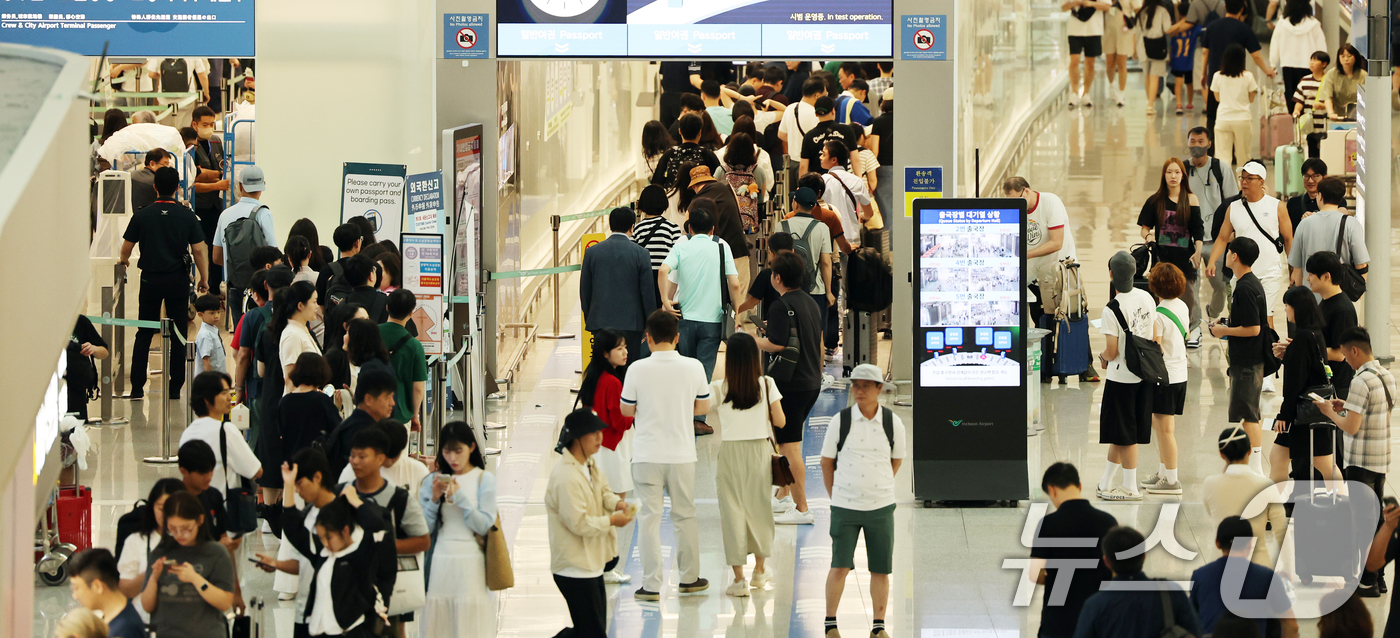 (인천공항=뉴스1) 황기선 기자 = 본격적인 여름 휴가철을 앞둔 24일 오전 인천국제공항 1터미널이 해외여행을 떠나는 여행객들로 북적이고 있다.  2025.7.24/뉴스1