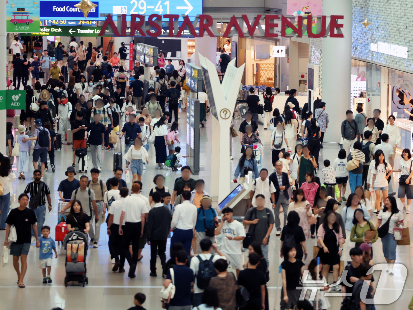 (인천공항=뉴스1) 황기선 기자 = 본격적인 여름 휴가철을 앞둔 24일 오전 인천국제공항 1터미널 면세구역이 해외여행을 떠나는 여행객들로 북적이고 있다.  2025.7.24/뉴스1 …