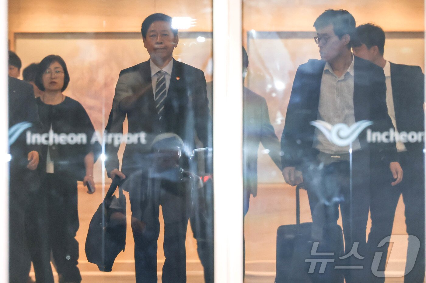 본문 이미지 - 한미간 2+2 통상협상을 위해 미국으로 출국 예정이던 구윤철 경제부총리 겸 기획재정부 장관이 24일 인천국제공항 귀빈실에서 굳은표정으로 나서고 있다.  &#40;공동취재&#41;2025.7.24/뉴스1 ⓒ News1 황기선 기자