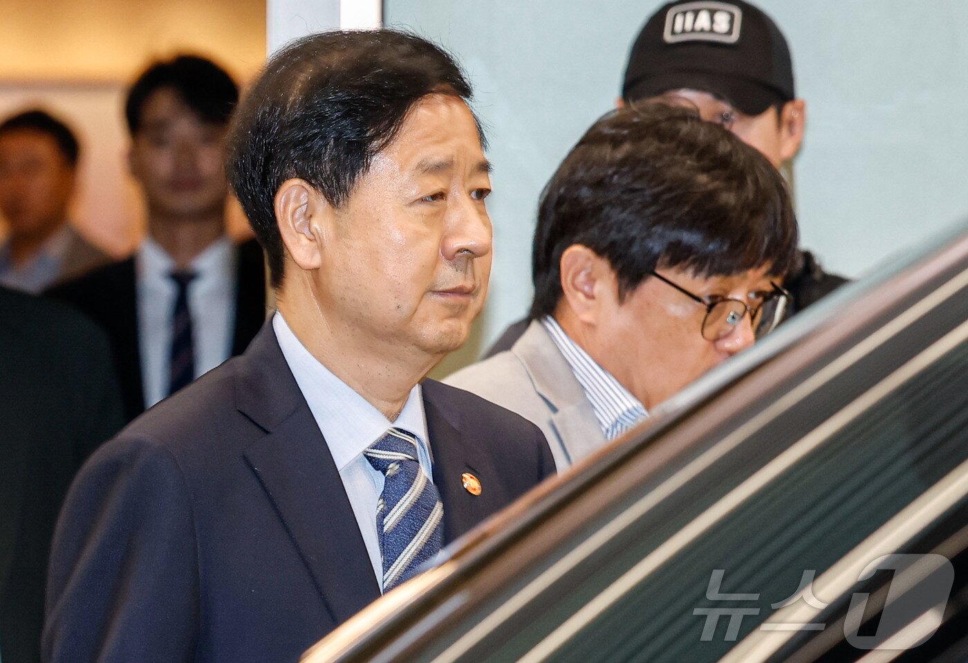 본문 이미지 - 구윤철 경제부총리 겸 기획재정부 장관이 24일 오전 인천국제공항 제2여객터미널에서 미국 재무장관과 무역대표부&#40;USTR&#41;와 예정되어 있던 통상협의가 취소돼 공항을 나서 차량에 오르고 있다. &#40;공동취재&#41; 2025.7.24/뉴스1 ⓒ News1 황기선 기자