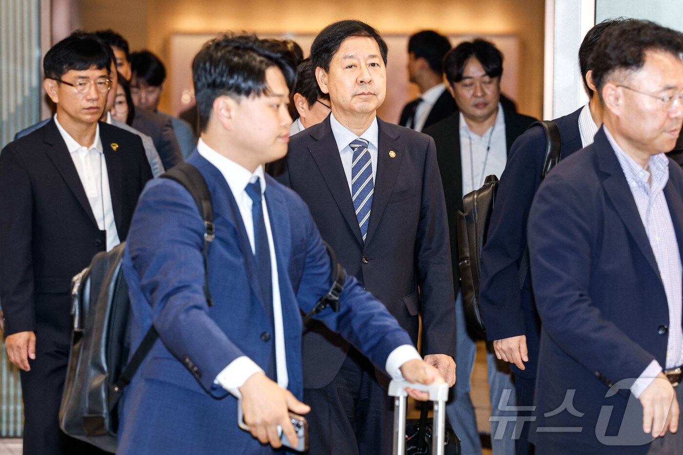 본문 이미지 - 미국 측의 요청으로 한미 2+2 통상 협의가 돌연 연기된 24일 인천국제공항 제2여객터미널에서 구윤철 경제부총리 겸 기획재정부 장관이 출국을 취소하고 공항을 나서고 있다. &#40;공동취재&#41; 2025.7.24/뉴스1 ⓒ News1 황기선 기자