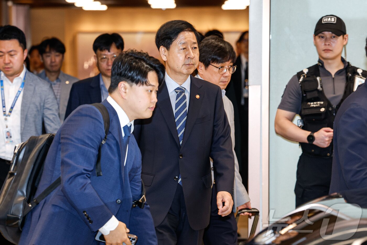 본문 이미지 - 미국 측의 요청으로 한미 2+2 통상 협의가 돌연 연기된 24일 인천국제공항 제2여객터미널에서 구윤철 경제부총리 겸 기획재정부 장관이 출국을 취소하고 공항을 나서고 있다. &#40;공동취재&#41; 2025.7.24/뉴스1 ⓒ News1 황기선 기자