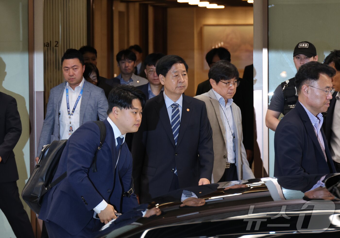 본문 이미지 - 24일 오전 한미 재무·통상수장 간 ‘2+2 협의’ 일정이 미뤄졌다는 소식이 전해지자 구윤철 부총리 겸 기획재정부 장관이 인천국제공항 제2터미널을 떠나고 있다. &#40;공동취재&#41; 2025.7.24/뉴스1 ⓒ News1 황기선 기자