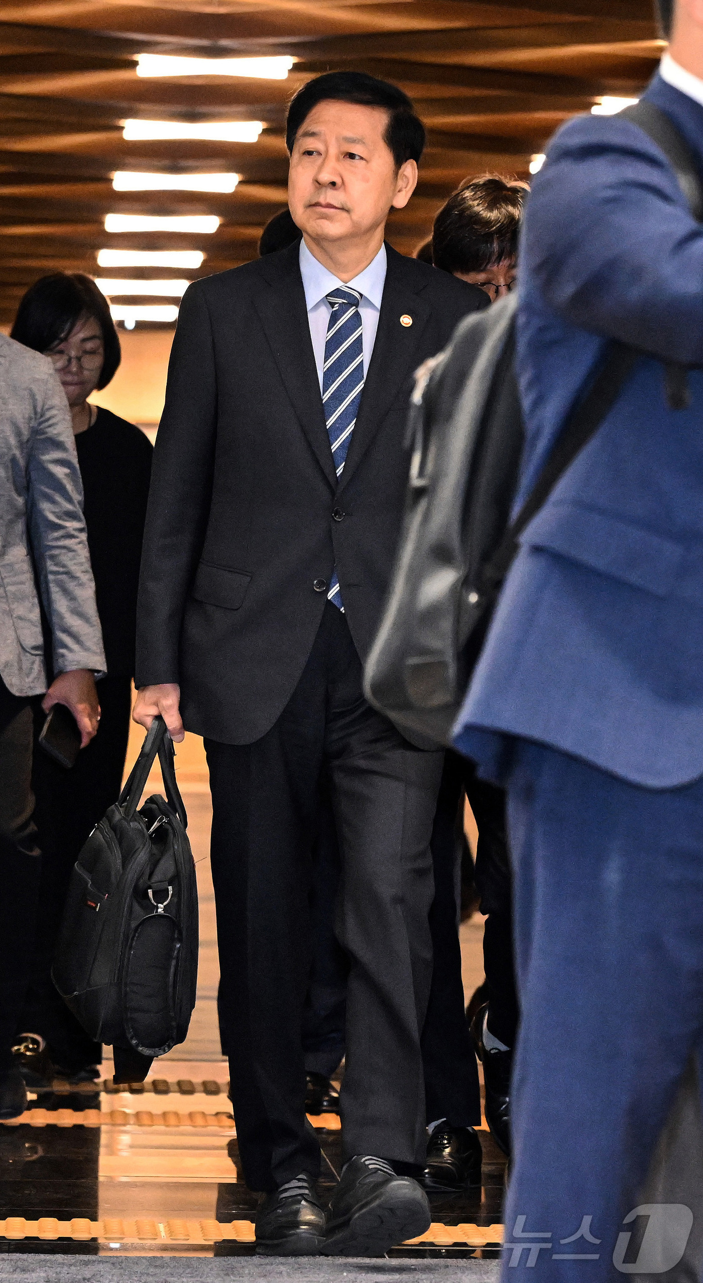 (인천공항=뉴스1) 황기선 기자 = 미국 측의 요청으로 한미 2+2 통상 협의가 돌연 연기된 24일 인천국제공항 제2여객터미널에서 구윤철 경제부총리 겸 기획재정부 장관이 출국을 취 …