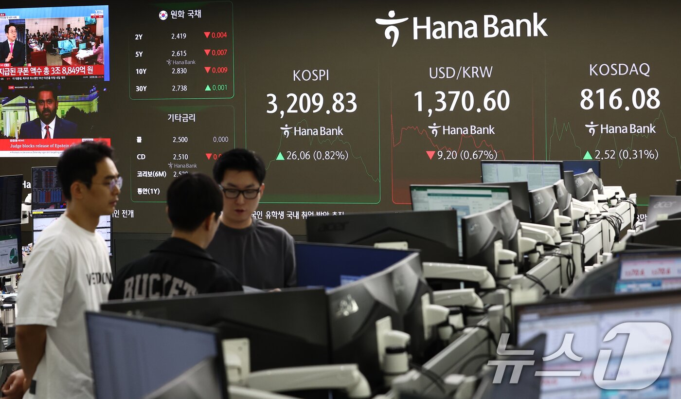본문 이미지 - 24일 오전 서울 중구 하나은행 본점 딜링룸에서 딜러들이 업무를 보고 있다. 2025.7.24/뉴스1 ⓒ News1 김민지 기자