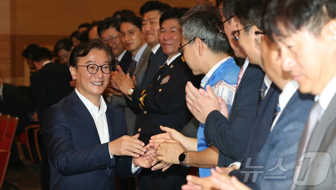 본문 이미지 - 전재수 해양수산부 장관이 24일 오전 세종시 정부세종청사에서 열린 취임식에 입장하며 인사를 나누고 있다. 2025.7.24/뉴스1 ⓒ News1 김기남 기자