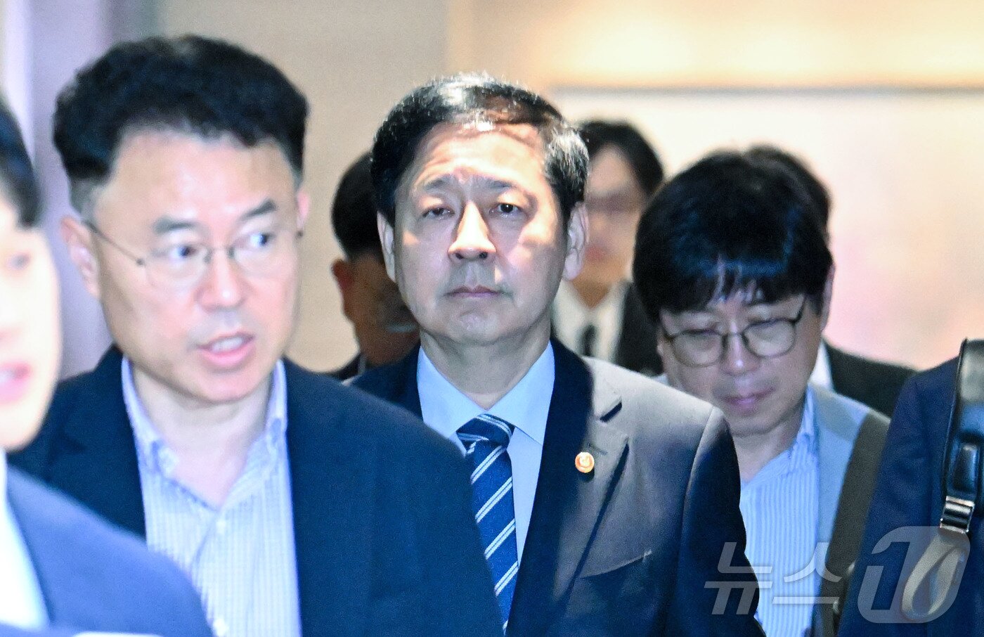 본문 이미지 - 한미 &#39;2+2 통상협상&#39;을 위해 미국 워싱턴 D.C. 출국이 예정됐던 구윤철 경제부총리 겸 기획재정부 장관이 24일 오전 미국 측의 일정 변경으로 인해 출국이 취소되자 인천국제공항 제2터미널을 나서고 있다. &#40;공동취재&#41; 2025.7.24/뉴스1 ⓒ News1 황기선 기자